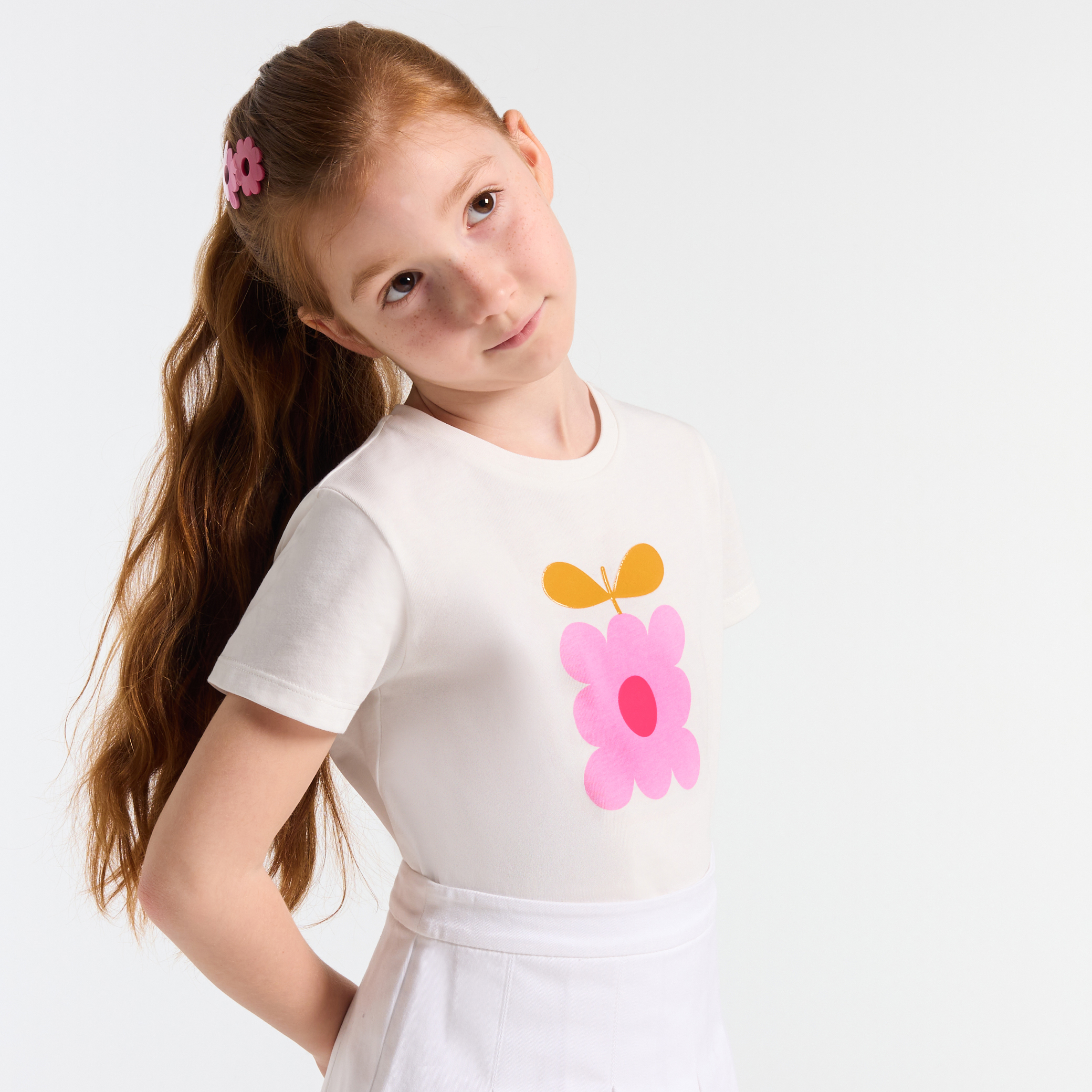 Tricou alb cu floare lacuita pentru fete